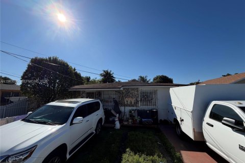 House in Miami, Florida 6 bedrooms, 229.93 sq.m. № 2023986 - photo 2