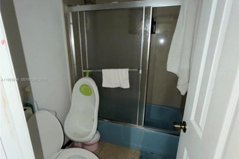 House in Miami, Florida 6 bedrooms, 229.93 sq.m. № 2023986 - photo 13