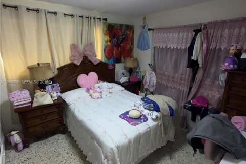 House in Miami, Florida 6 bedrooms, 229.93 sq.m. № 2023986 - photo 7