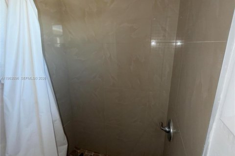 House in Miami, Florida 6 bedrooms, 229.93 sq.m. № 2023986 - photo 17