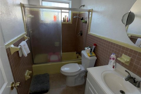 House in Miami, Florida 6 bedrooms, 229.93 sq.m. № 2023986 - photo 12