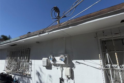 House in Miami, Florida 6 bedrooms, 229.93 sq.m. № 2023986 - photo 19