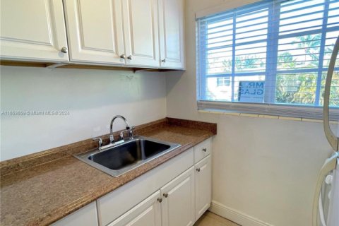 Propiedad comercial en venta en Miami Beach, Florida № 1763912 - foto 21