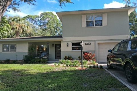 House in Saint Petersburg, Florida 5 bedrooms, 245.17 sq.m. № 2420392 - photo 3