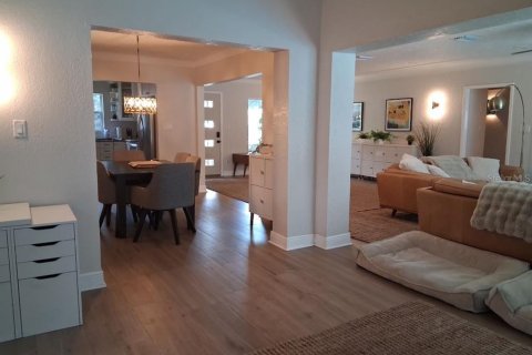 House in Saint Petersburg, Florida 5 bedrooms, 245.17 sq.m. № 2420392 - photo 12