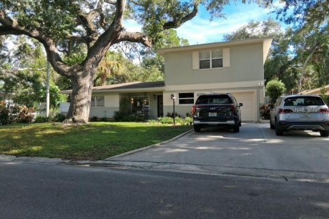 House in Saint Petersburg, Florida 5 bedrooms, 245.17 sq.m. № 2420392 - photo 2