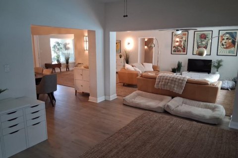 House in Saint Petersburg, Florida 5 bedrooms, 245.17 sq.m. № 2420392 - photo 13