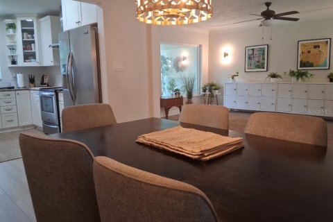 House in Saint Petersburg, Florida 5 bedrooms, 245.17 sq.m. № 2420392 - photo 8