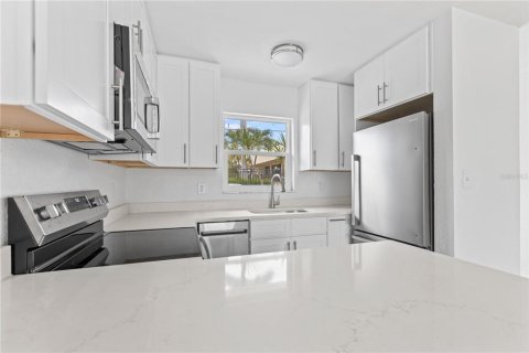 Condo in Sarasota, Florida, 1 bedroom  № 2206894 - photo 8