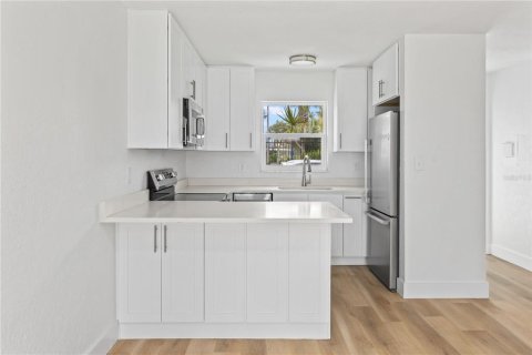 Condo in Sarasota, Florida, 1 bedroom  № 2206894 - photo 9