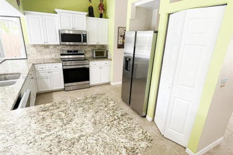 House in Port St. Lucie, Florida 3 bedrooms, 129.51 sq.m. № 2001611 - photo 16