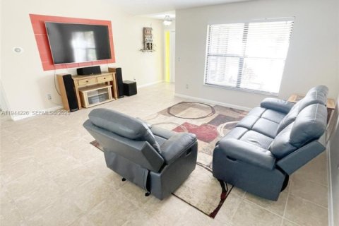 House in Port St. Lucie, Florida 3 bedrooms, 129.51 sq.m. № 2001611 - photo 9