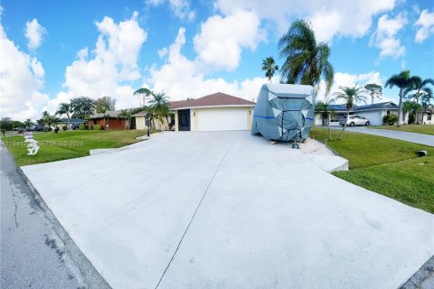 House in Port St. Lucie, Florida 3 bedrooms, 129.51 sq.m. № 2001611 - photo 3