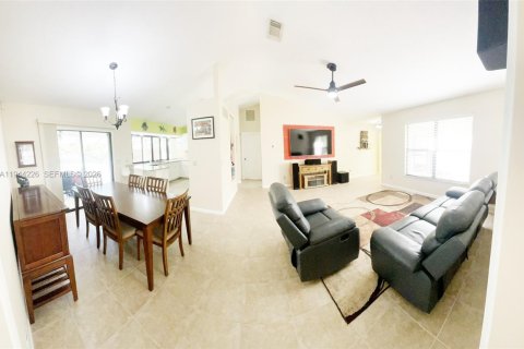 House in Port St. Lucie, Florida 3 bedrooms, 129.51 sq.m. № 2001611 - photo 12