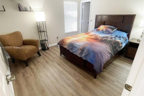 House in Port St. Lucie, Florida 3 bedrooms, 129.51 sq.m. № 2001611 - photo 30