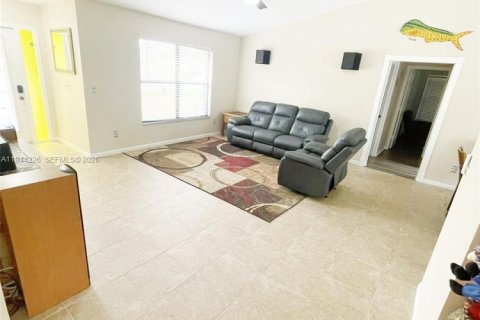 House in Port St. Lucie, Florida 3 bedrooms, 129.51 sq.m. № 2001611 - photo 11