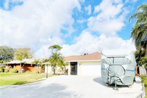House in Port St. Lucie, Florida 3 bedrooms, 129.51 sq.m. № 2001611 - photo 2