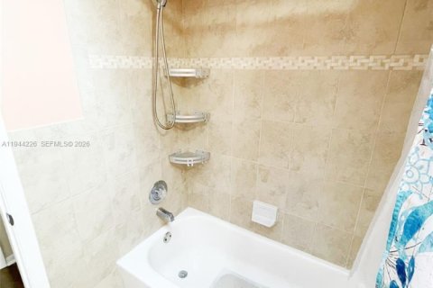 House in Port St. Lucie, Florida 3 bedrooms, 129.51 sq.m. № 2001611 - photo 26