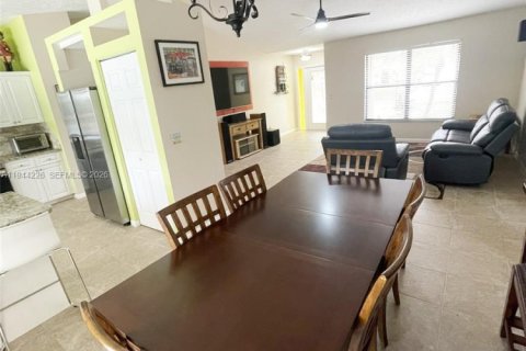 House in Port St. Lucie, Florida 3 bedrooms, 129.51 sq.m. № 2001611 - photo 13