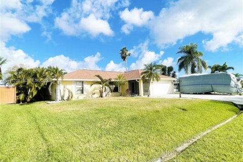 House in Port St. Lucie, Florida 3 bedrooms, 129.51 sq.m. № 2001611
