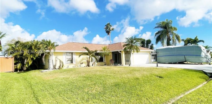 House in Port St. Lucie, Florida 3 bedrooms, 129.51 sq.m. № 2001611