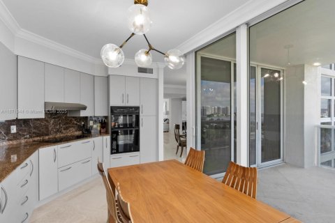 Condo in Sunny Isles Beach, Florida, 3 bedrooms  № 1925138 - photo 13