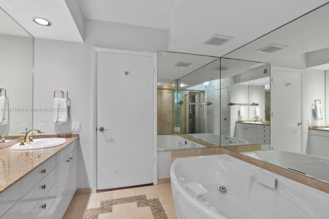 Condo in Sunny Isles Beach, Florida, 3 bedrooms  № 1925138 - photo 18