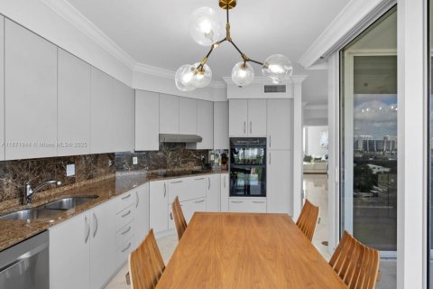 Condo in Sunny Isles Beach, Florida, 3 bedrooms  № 1925138 - photo 12