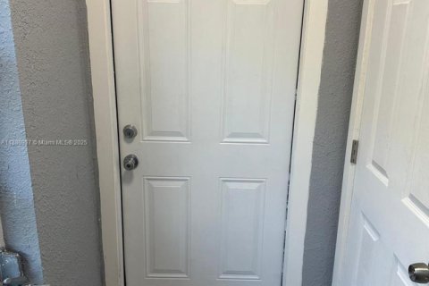 Propiedad comercial en alquiler en Miami Beach, Florida, 1 dormitorio, 509.85 m2 № 1931217 - foto 10