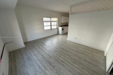 Propiedad comercial en alquiler en Miami Beach, Florida, 1 dormitorio, 509.85 m2 № 1931217 - foto 4