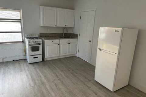 Propiedad comercial en alquiler en Miami Beach, Florida, 1 dormitorio, 509.85 m2 № 1931217 - foto 1