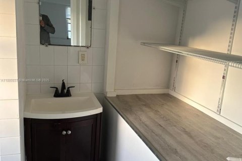 Propiedad comercial en alquiler en Miami Beach, Florida, 1 dormitorio, 509.85 m2 № 1931217 - foto 13