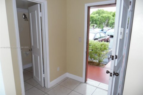 Condominio en venta en Miami, Florida, 1 dormitorio, 83.43 m2 № 2016232 - foto 2