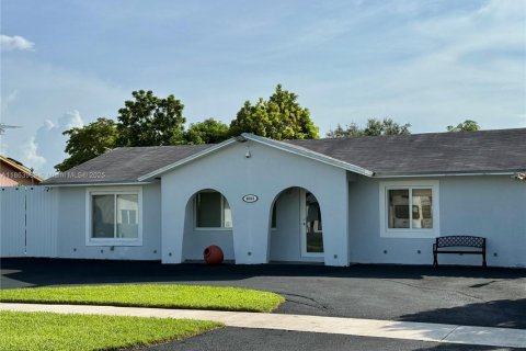 House in Miami, Florida 5 bedrooms, 201.41 sq.m. № 2036779