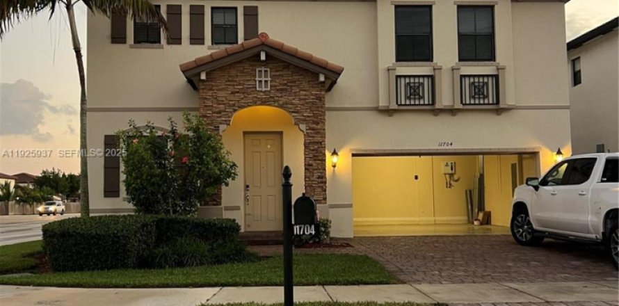 House in Homestead, Florida 4 bedrooms, 239.04 sq.m. № 1986097