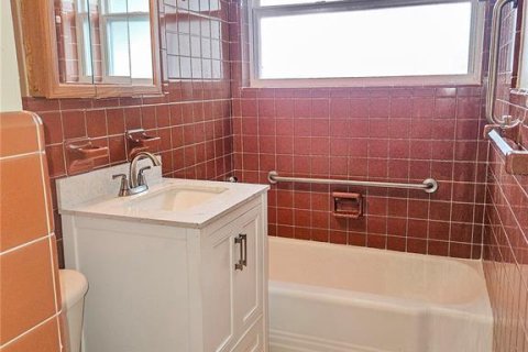 House in Clearwater, Florida 3 bedrooms, 133.22 sq.m. № 2267011 - photo 14