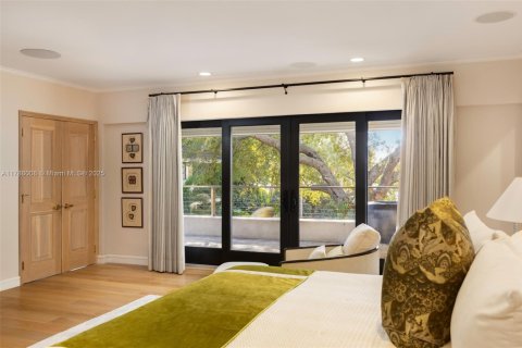 House in Coral Gables, Florida 7 bedrooms, 1007.06 sq.m. № 1861337 - photo 18