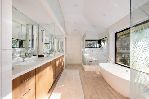 House in Coral Gables, Florida 7 bedrooms, 1007.06 sq.m. № 1861337 - photo 20