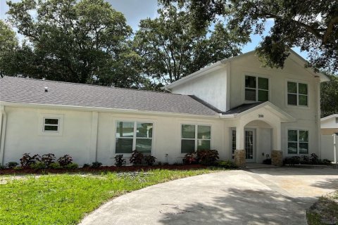 Commercial property in Clearwater, Florida 9 bedrooms, 371.52 sq.m. № 2151264
