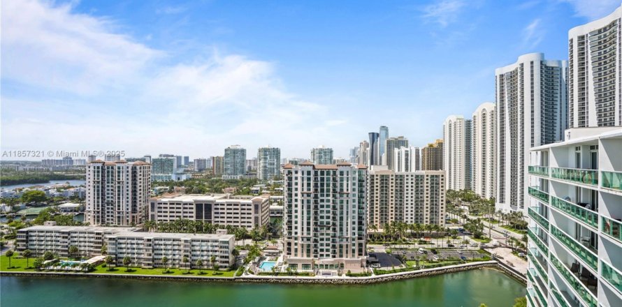 Condo in Sunny Isles Beach, Florida, 2 bedrooms № 1881659