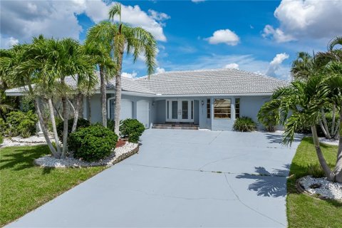 House in Punta Gorda, Florida 3 bedrooms, 214.7 sq.m. № 1829699 - photo 1