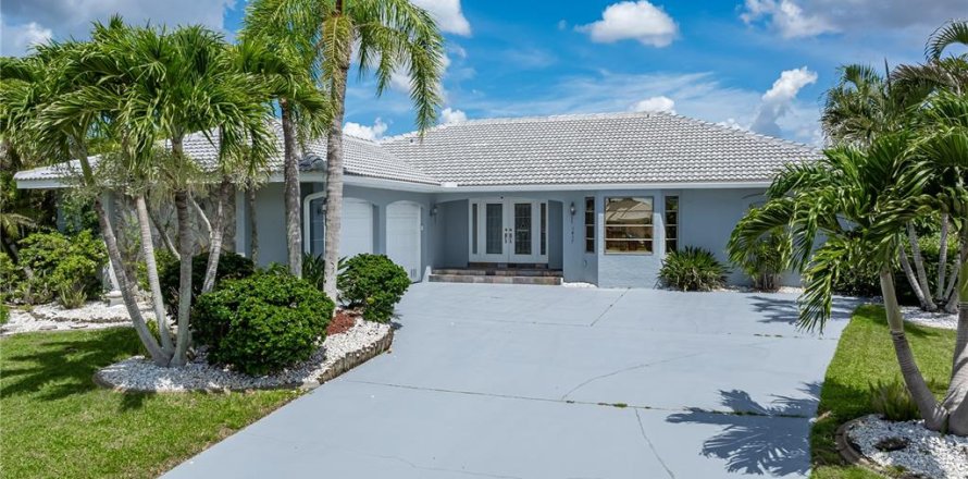 House in Punta Gorda, Florida 3 bedrooms, 214.7 sq.m. № 1829699