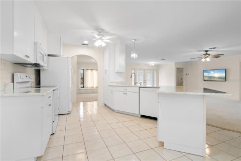 House in Punta Gorda, Florida 3 bedrooms, 214.7 sq.m. № 1829699 - photo 7