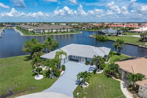 House in Punta Gorda, Florida 3 bedrooms, 214.7 sq.m. № 1829699 - photo 2