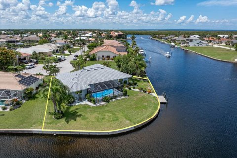 House in Punta Gorda, Florida 3 bedrooms, 214.7 sq.m. № 1829699 - photo 13
