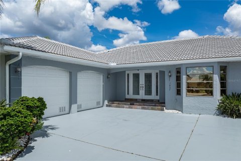 House in Punta Gorda, Florida 3 bedrooms, 214.7 sq.m. № 1829699 - photo 17