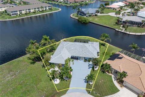 House in Punta Gorda, Florida 3 bedrooms, 214.7 sq.m. № 1829699 - photo 15