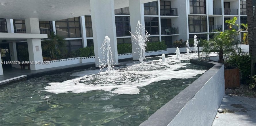 Condominio en Hallandale Beach, Florida, 1 dormitorio  № 2048119