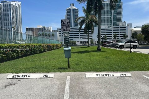 Condominio en alquiler en Hallandale Beach, Florida, 1 dormitorio, 104.98 m2 № 2048119 - foto 4