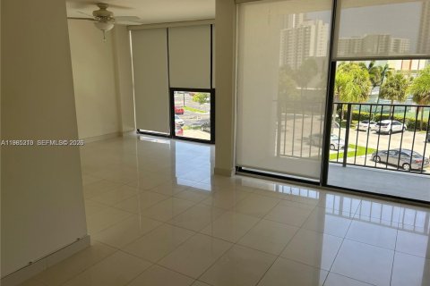 Condominio en alquiler en Hallandale Beach, Florida, 1 dormitorio, 104.98 m2 № 2048119 - foto 12